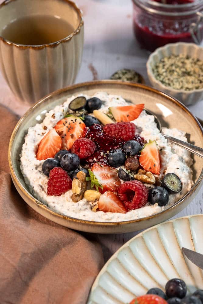 Romige overnight oats met kwark, chiazaad, lijnzaad en vers fruit.