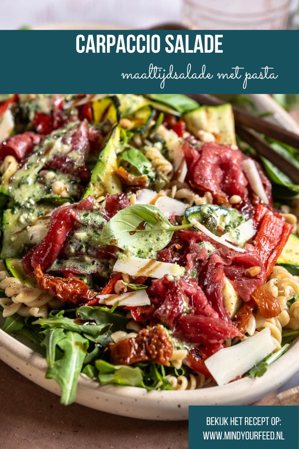 Carpaccio salade met volkoren pasta, gegrilde groenten, rucola, Parmezaanse kaas en pijnboompitten. Deze carpaccio salade kun je maken als maaltijdsalade of luxe lunch. Ook goed voor bijvoorbeeld een picknick!