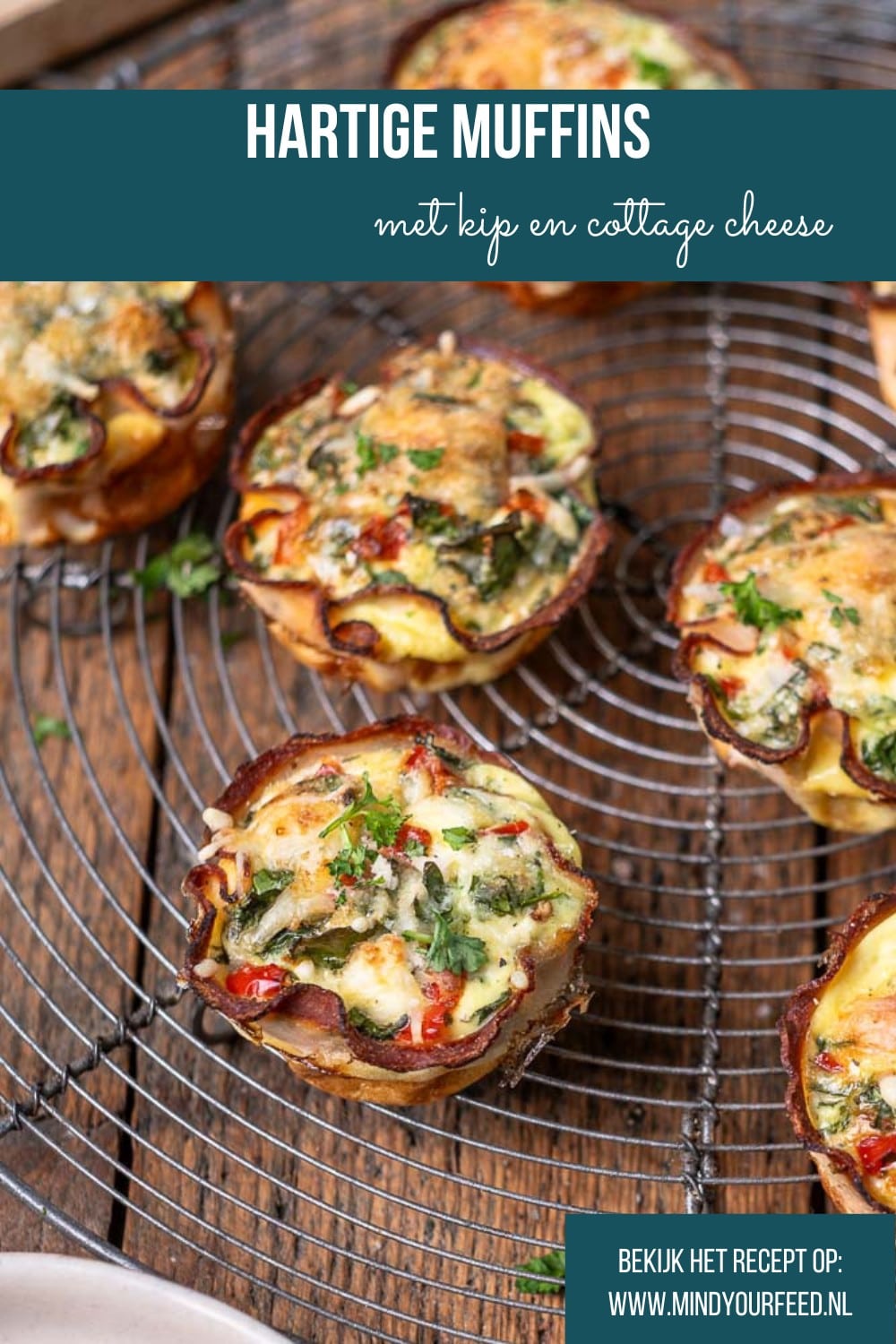 Gezonde hartige muffins met kip, spinazie, feta en ei uit de oven. Ideaal als eiwitrijke snack, gezond tussendoortje of lichte lunch.
