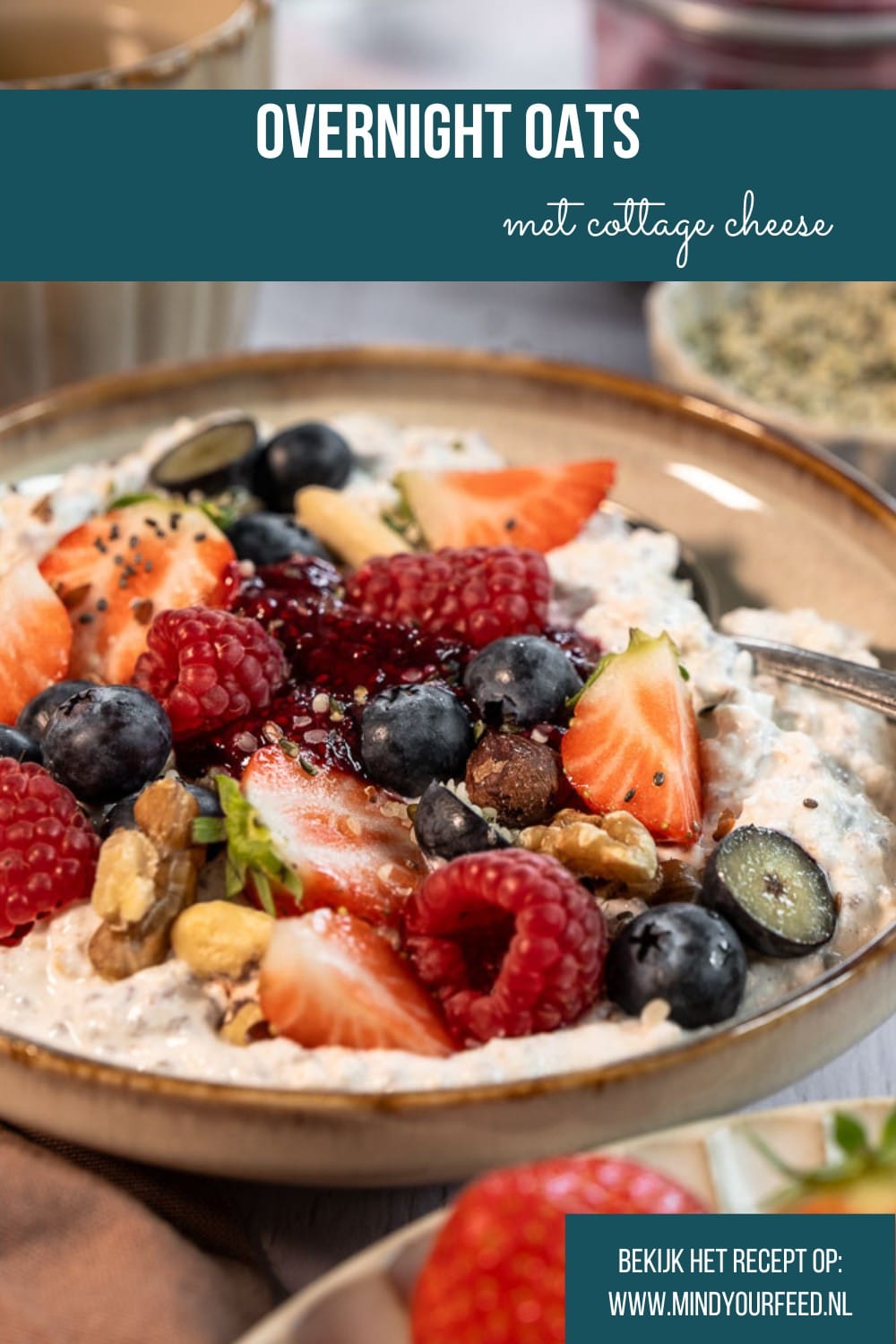 Makkelijk overnight oats recept met kwark, cottage cheese, chiazaad en fruit. Een romig ontbijt dat goed vult en ideaal is voor meal prep of drukke ochtenden.