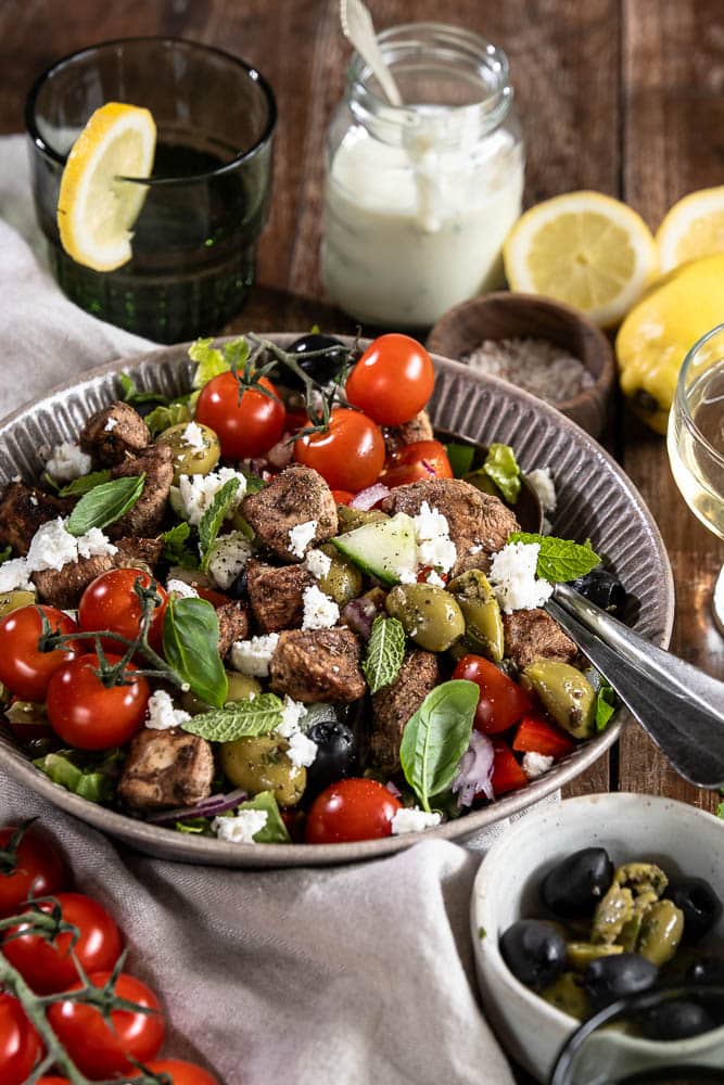 Griekse salade met kip, feta, groenten en yoghurtdressing