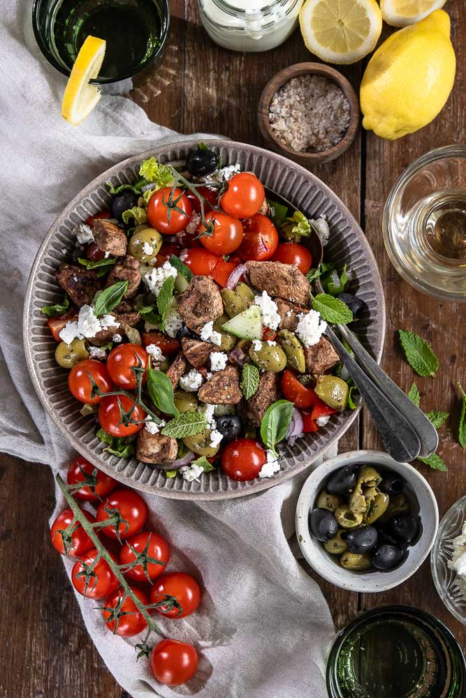 Griekse salade met kip, feta, groenten en yoghurtdressing
