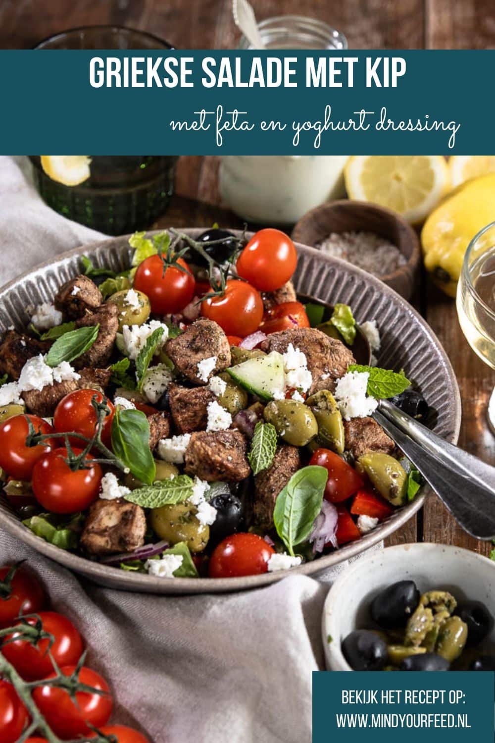 Op zoek naar een goed gevulde maaltijdsalade? Deze Griekse salade met kip is rijk aan eiwitten, koolhydraatarm en staat binnen 30 minuten op tafel. Heerlijk als gezonde lunch zonder brood of lichte avondmaaltijd. Bewaar dit recept voor een zonnige dag!