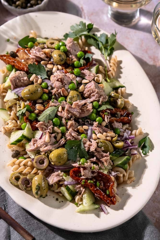 Pastasalade met tonijn, volkoren pasta, komkommer, olijven, doperwten en zongedroogde tomaat. Makkelijke maaltijdsalade met pasta en tonijn.