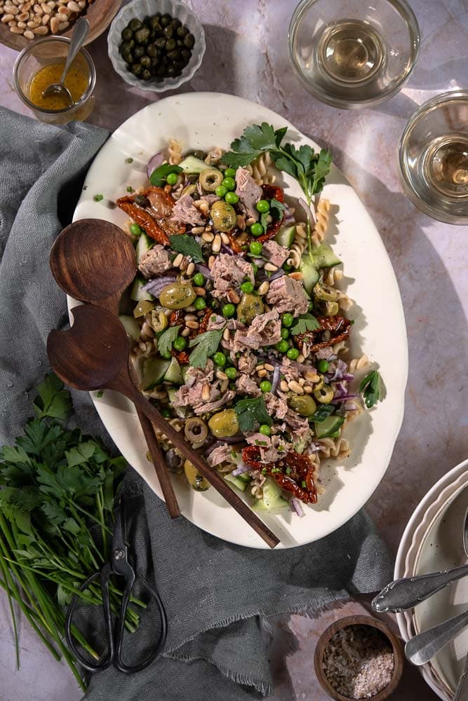 Pastasalade met tonijn, volkoren pasta, komkommer, olijven, doperwten en zongedroogde tomaat. Makkelijke maaltijdsalade met pasta en tonijn.