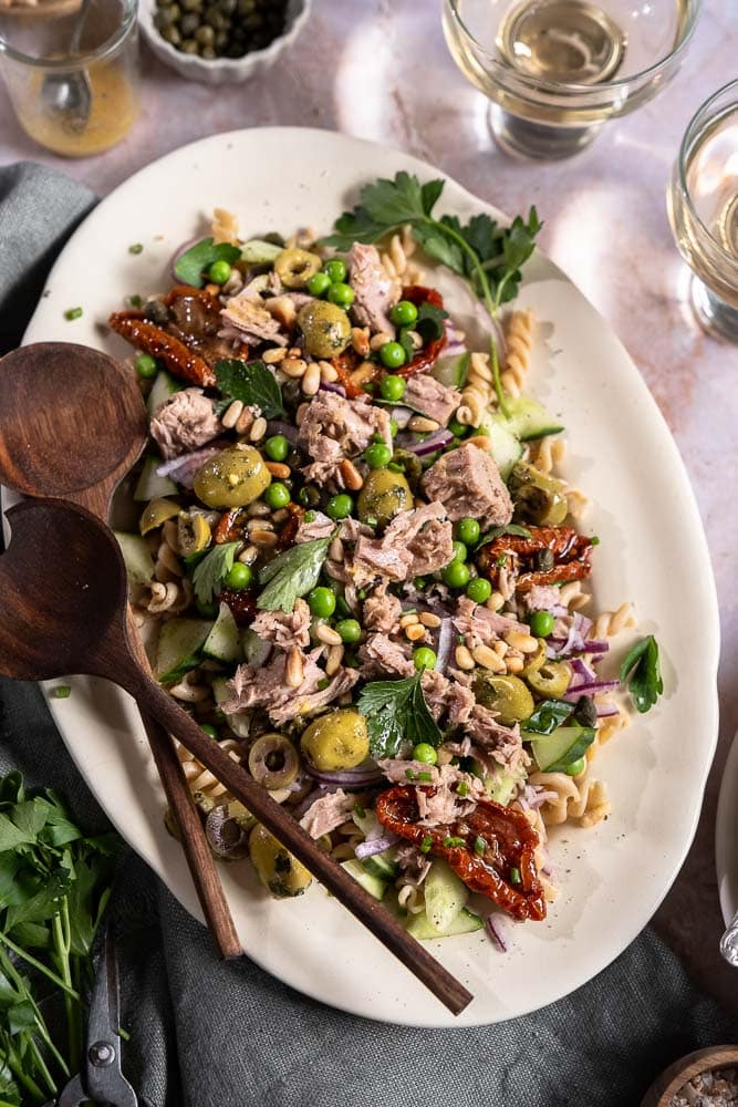 Pastasalade met tonijn, volkoren pasta, komkommer, olijven, doperwten en zongedroogde tomaat. Makkelijke maaltijdsalade met pasta en tonijn.