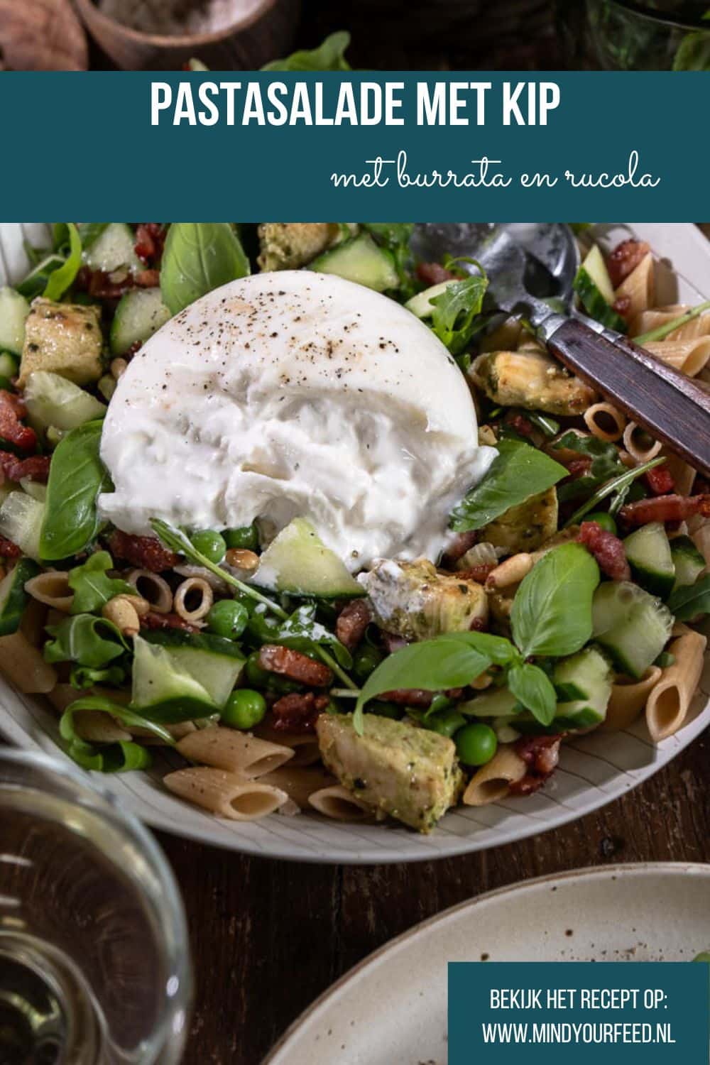 Pastasalade met kip, volkoren pasta, burrata, pesto, spekjes, rucola en doperwten. Makkelijke Italiaanse maaltijdsalade voor lunch of avondeten.