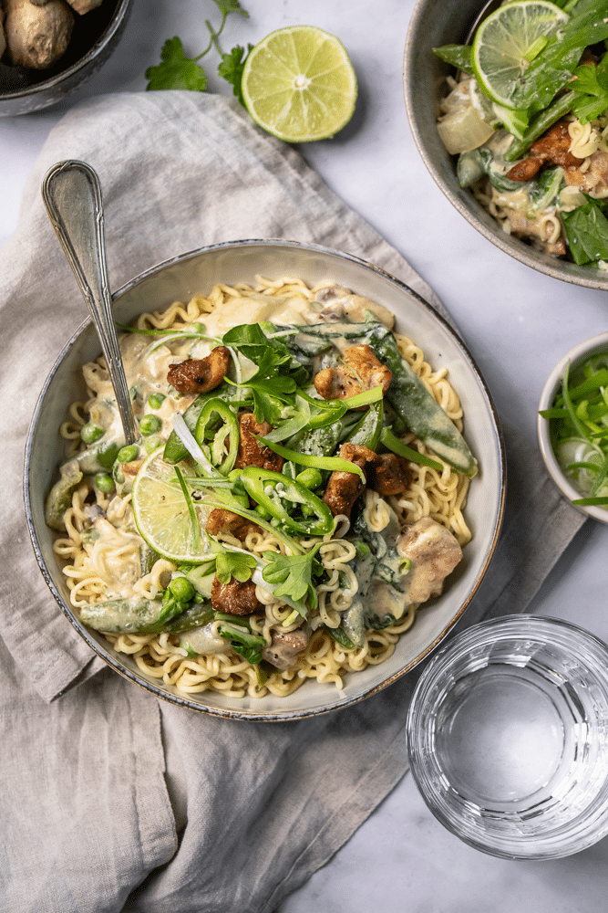 Thaise groene curry met kip, noedels, sugarsnaps en kokosmelk