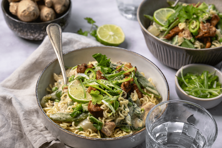 Groene curry met kip en groenten, kokosmelk en noedels