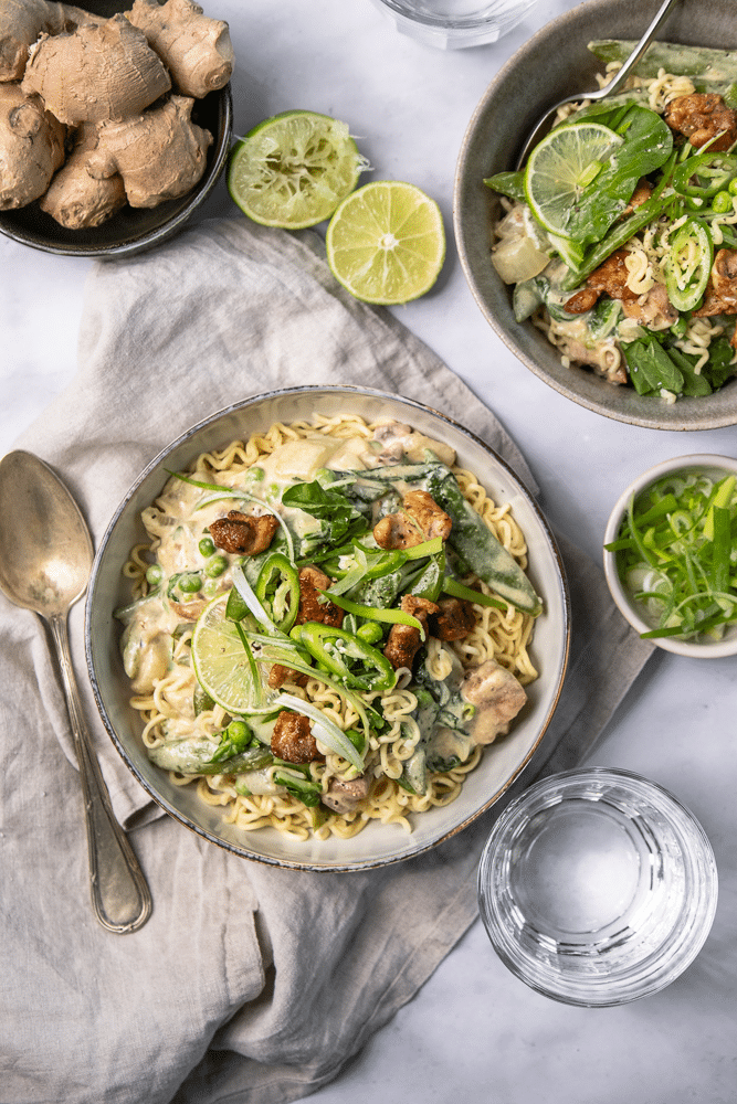 Groene curry met kip, paksoi, doperwten en verse koriander.