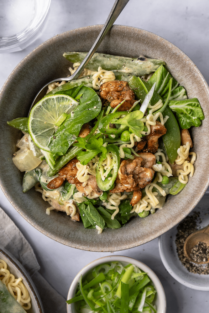 Groene curry met kippendij, sugarsnaps, groene peper en limoen