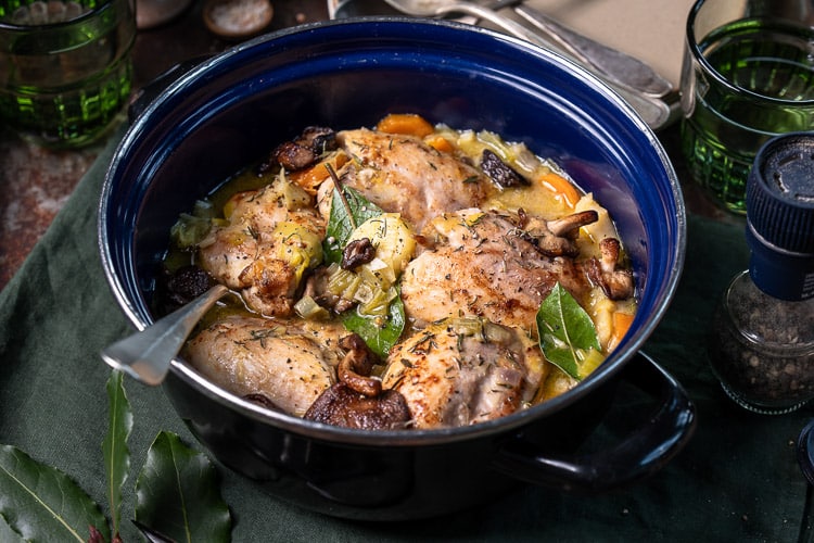 Romige kipstoof met kippendijfilet, prei, pastinaak, wortel en kastanjechampignons in een kruidige mosterdsaus.