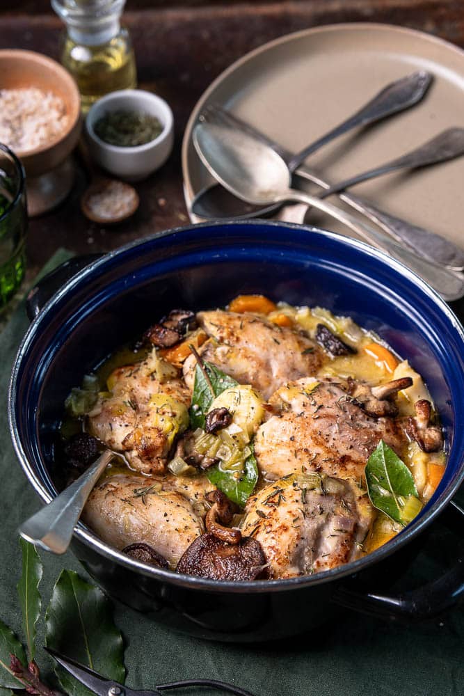 Romige kipstoof met malse kippendijfilet, wintergroenten, champignons en tijm in een kruidige mosterdsaus.
