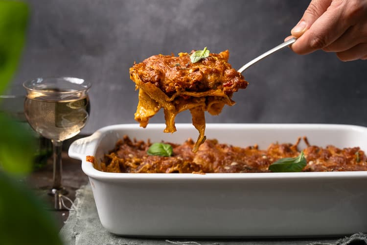 Lasagne met kipgehakt, pesto, courgette en paprika met mozzarella en Parmezaanse kaas.