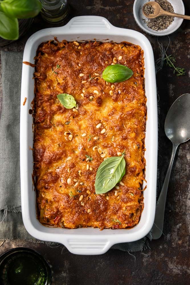 Lasagne met kipgehakt, pesto, courgette en paprika met mozzarella en Parmezaanse kaas.
