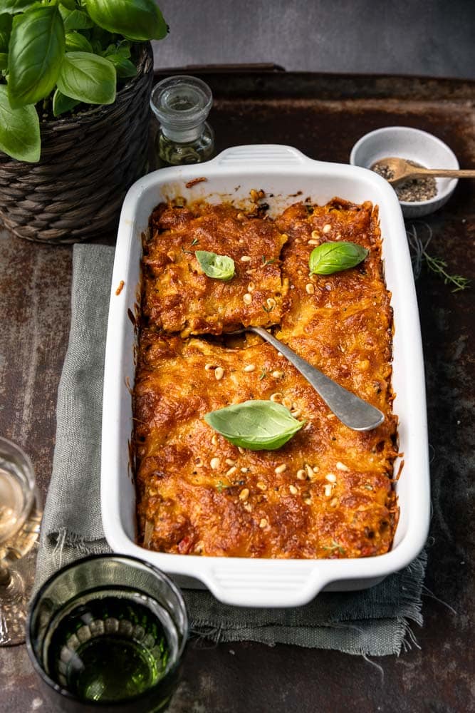 Lasagne met kipgehakt, pesto, courgette en paprika met mozzarella en Parmezaanse kaas.