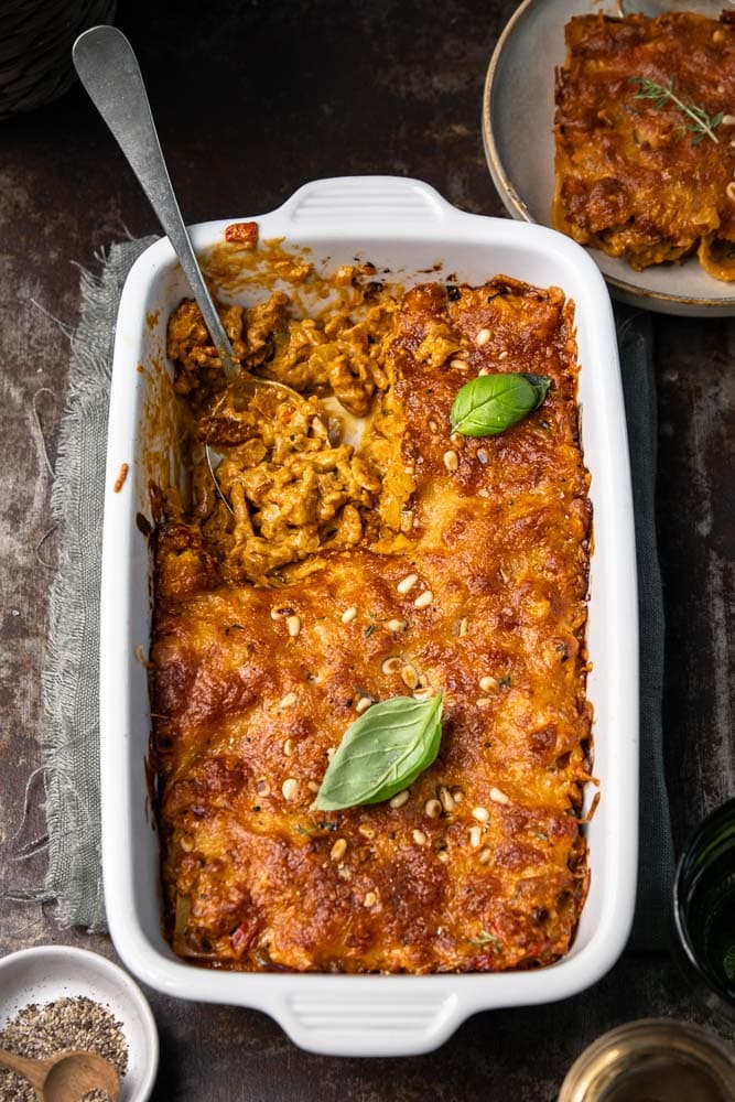 Lasagne met kipgehakt, pesto, courgette en paprika met mozzarella en Parmezaanse kaas.